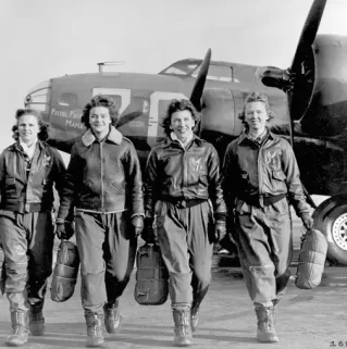 Group_of_Women_Airforce_Service_Pilots_and_B-17_Flying_Fortress.jpg-800h